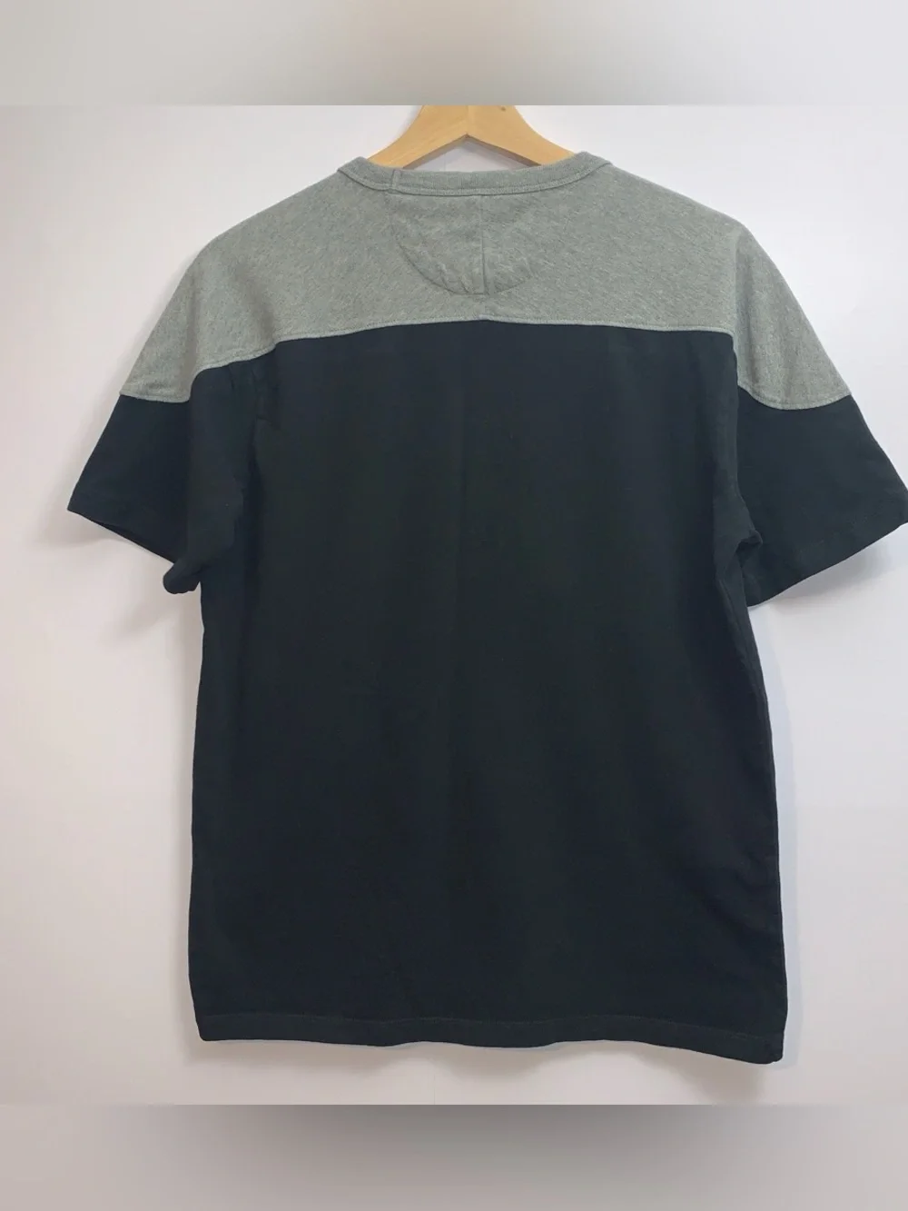 American Eagle Outfitters Men’s Black and Gray Colorblock Crew Tee